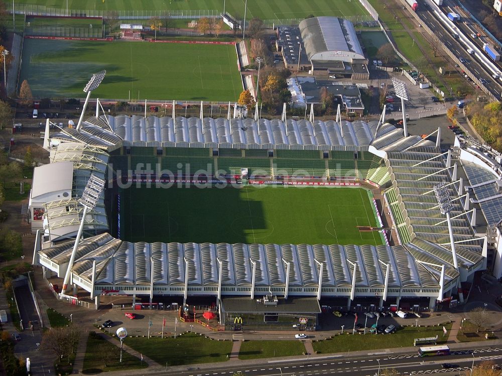 Leverkusen von oben - Sportstätten-Gelände der Arena des Stadion BayArena des Fussballvereins Bayer 04 Leverkusen im Ortsteil Wiesdorf in Leverkusen im Bundesland Nordrhein-Westfalen, Deutschland