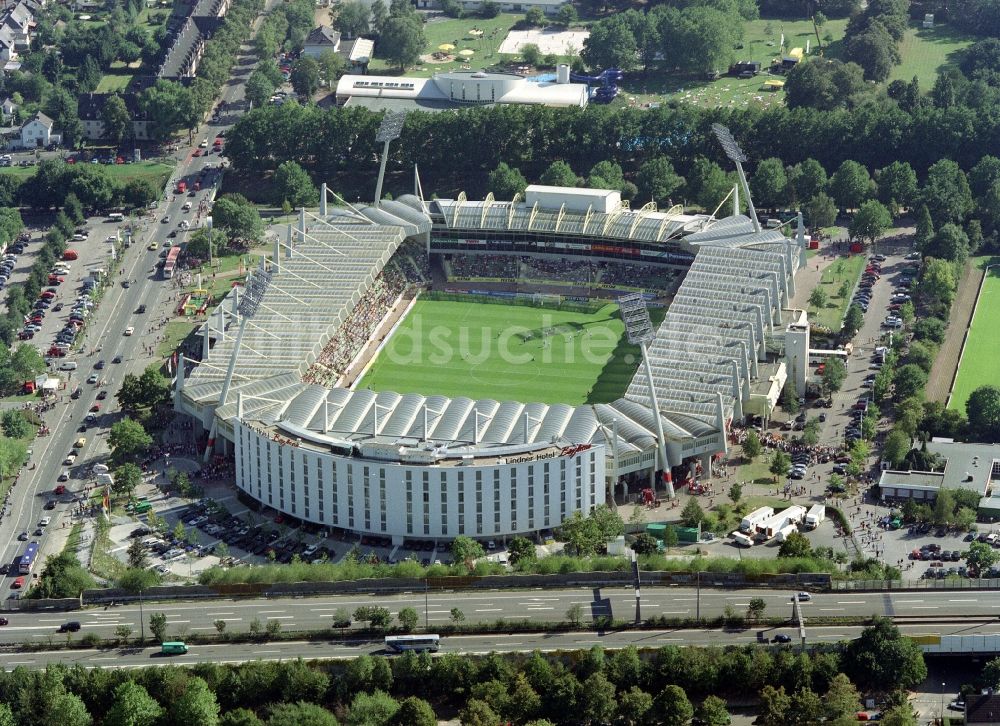 Luftaufnahme Leverkusen - Sportstätten-Gelände der Arena des Stadion BayArena des Fussballvereins Bayer 04 Leverkusen im Ortsteil Wiesdorf in Leverkusen im Bundesland Nordrhein-Westfalen, Deutschland