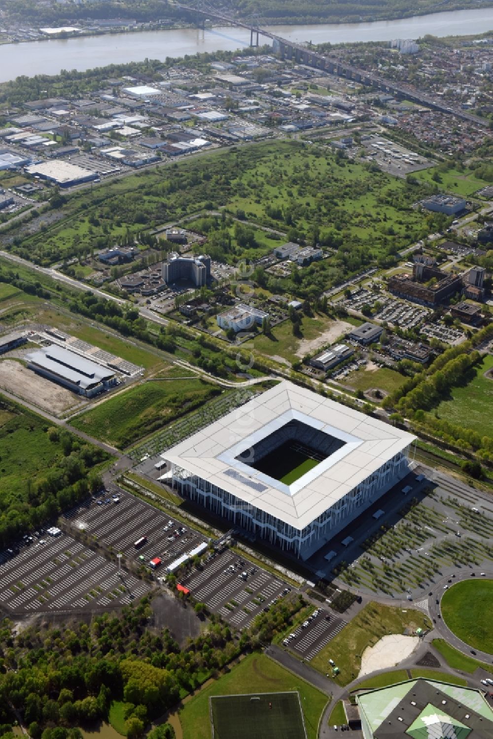 Bordeaux aus der Vogelperspektive: Sportstätten-Gelände der Arena des Stadion in Bordeaux in Aquitaine Limousin Poitou-Charentes, Frankreich