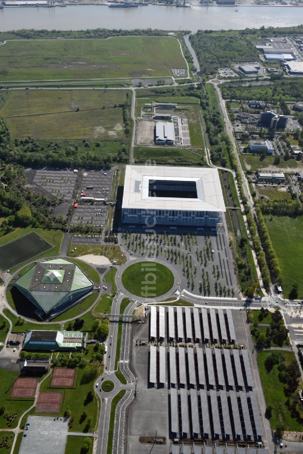 Bordeaux aus der Vogelperspektive: Sportstätten-Gelände der Arena des Stadion in Bordeaux in Aquitaine Limousin Poitou-Charentes, Frankreich