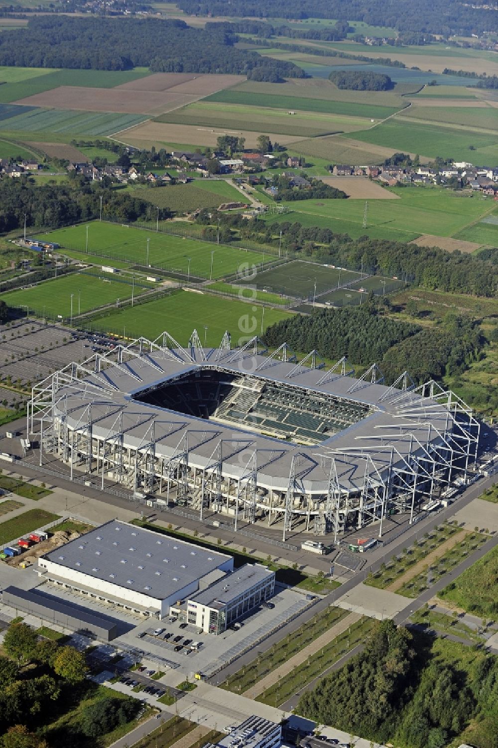 Luftaufnahme Mönchengladbach - Sportstätten-Gelände der Arena des Stadion BORUSSIA-PARK in Mönchengladbach im Bundesland Nordrhein-Westfalen, Deutschland