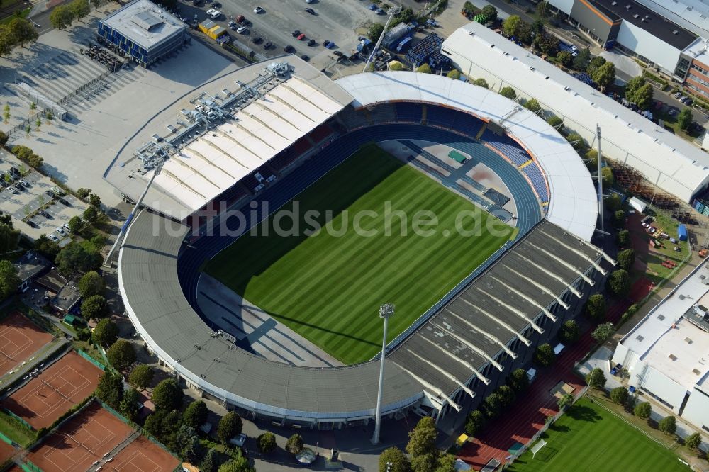 Braunschweig aus der Vogelperspektive: Sportstätten-Gelände der Arena des Stadion in Braunschweig im Bundesland Niedersachsen