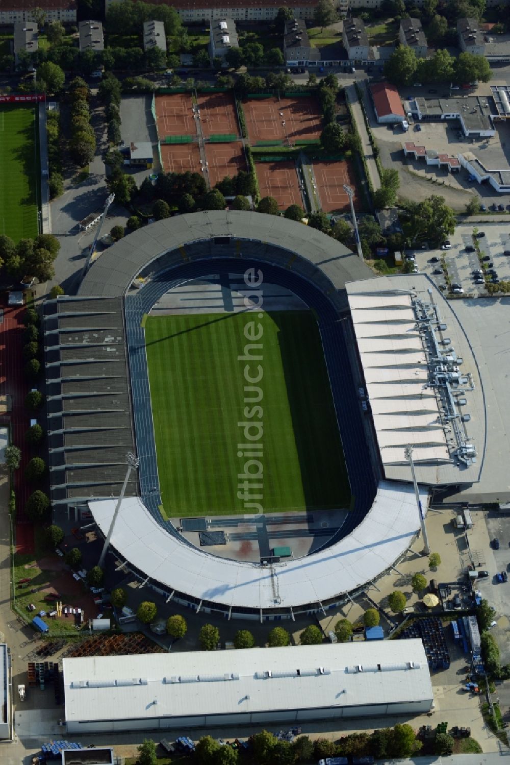 Braunschweig von oben - Sportstätten-Gelände der Arena des Stadion in Braunschweig im Bundesland Niedersachsen