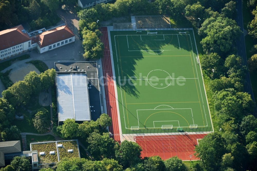 Luftaufnahme Berlin - Sportstätten-Gelände der Arena des Stadion Britz-Süd am Buckower Damm im Ortsteil Britz in Berlin, Deutschland