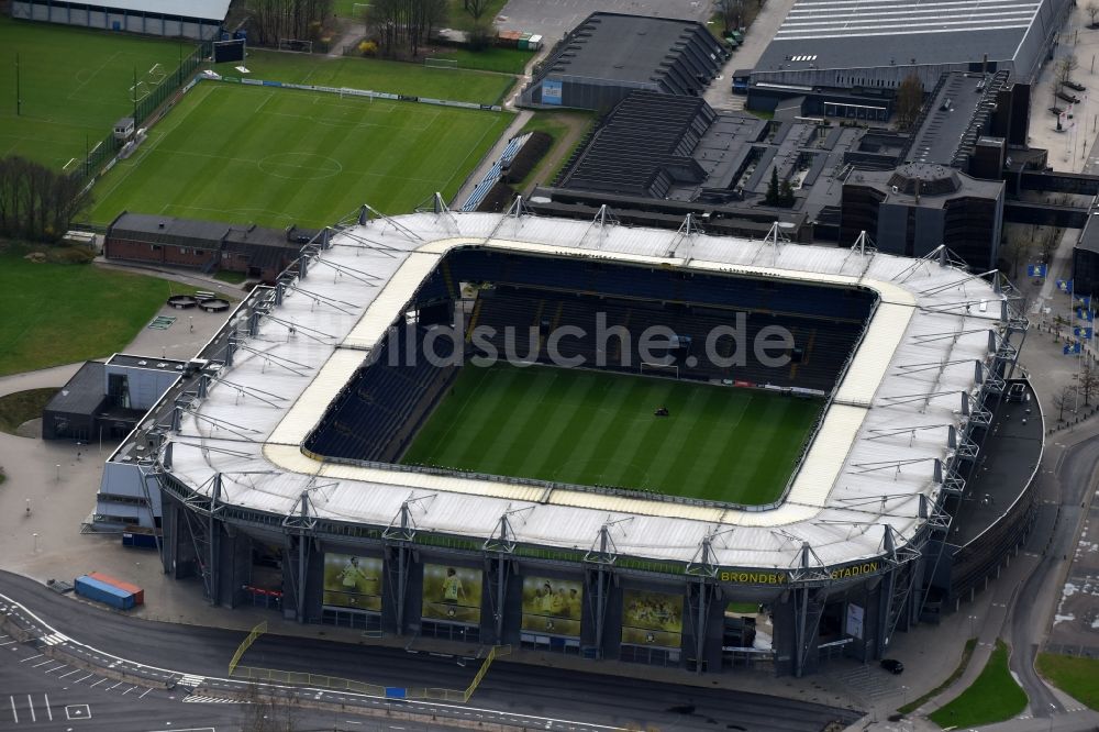 Luftaufnahme Brondby - Sportstätten-Gelände der Arena des Stadion in Brondby in Region Hovedstaden, Dänemark