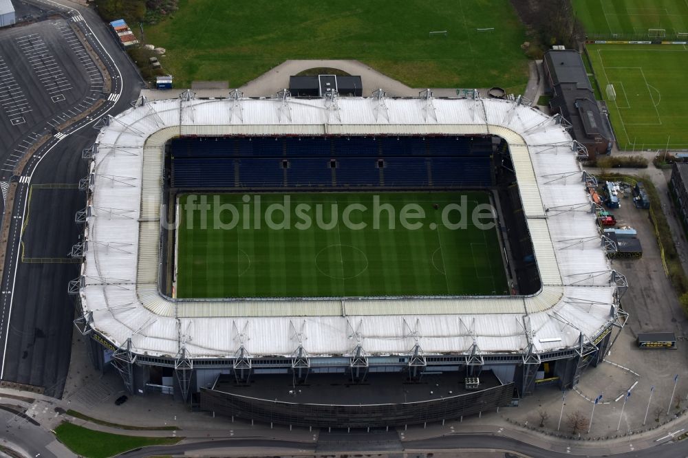 Luftaufnahme Brondby - Sportstätten-Gelände der Arena des Stadion in Brondby in Region Hovedstaden, Dänemark