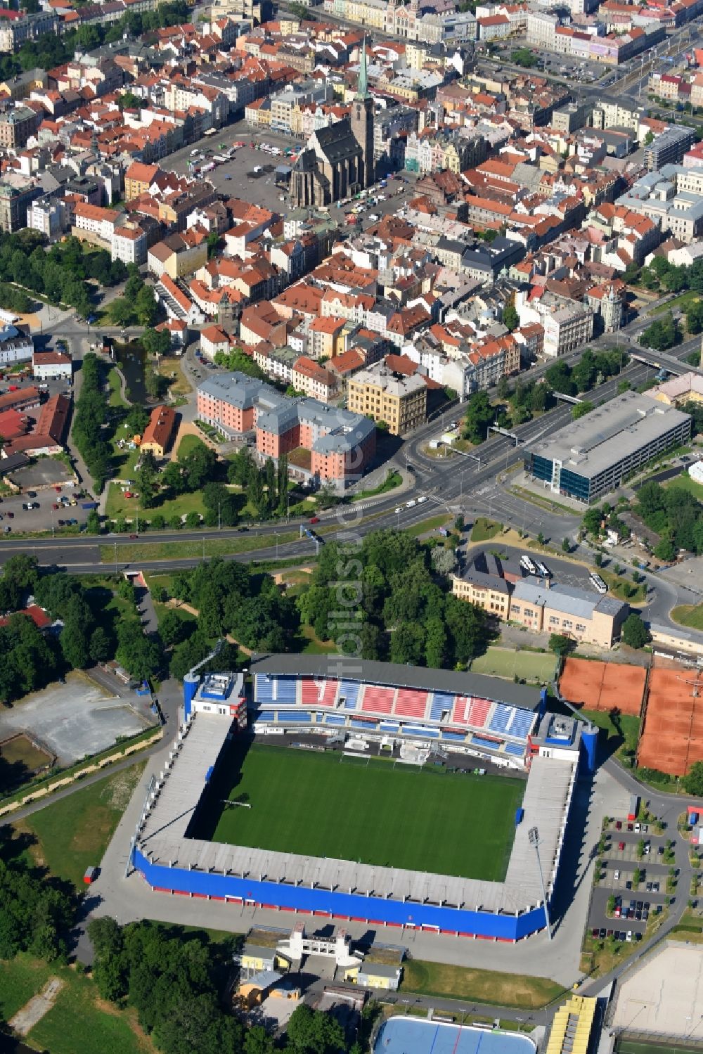 Luftaufnahme Pilsen - Sportstätten-Gelände der Arena des Stadion Doosan Arena an der Struncovy sady in Pilsen in , Tschechien