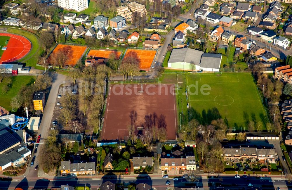 Emmerich am Rhein aus der Vogelperspektive: Sportstätten-Gelände der Arena des Stadion in Emmerich am Rhein im Bundesland Nordrhein-Westfalen