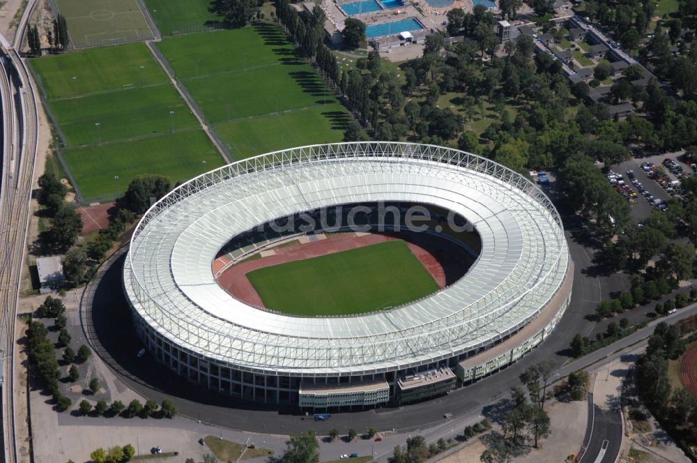 Wien aus der Vogelperspektive: Sportstätten-Gelände der Arena des Stadion Ernst-Hampel-Stadion in Wien in Österreich