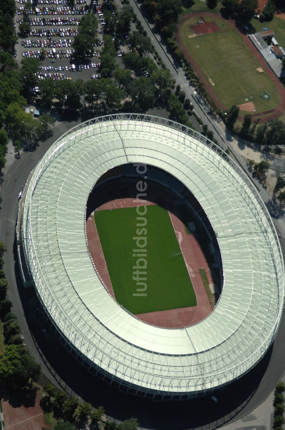 Wien aus der Vogelperspektive: Sportstätten-Gelände der Arena des Stadion Ernst-Hampel-Stadion in Wien in Österreich