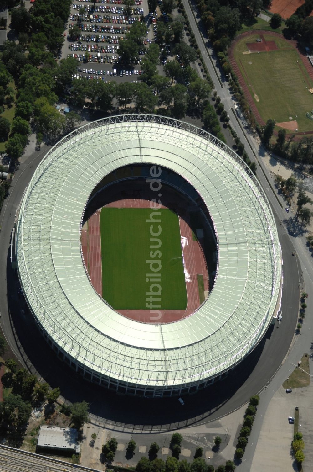 Wien aus der Vogelperspektive: Sportstätten-Gelände der Arena des Stadion Ernst-Hampel-Stadion in Wien in Österreich