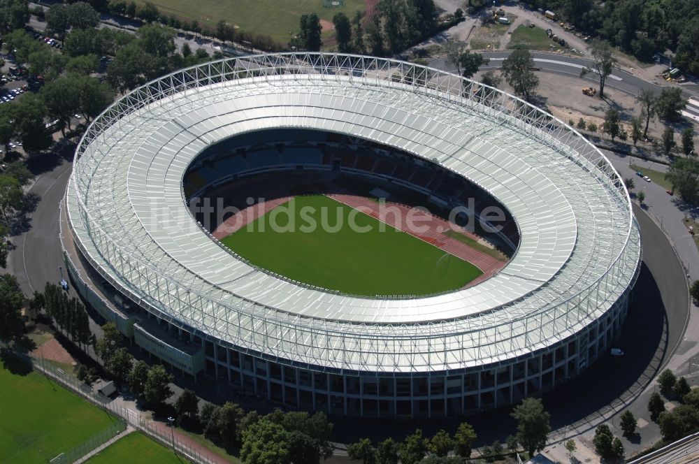 Wien aus der Vogelperspektive: Sportstätten-Gelände der Arena des Stadion Ernst-Hampel-Stadion in Wien in Österreich