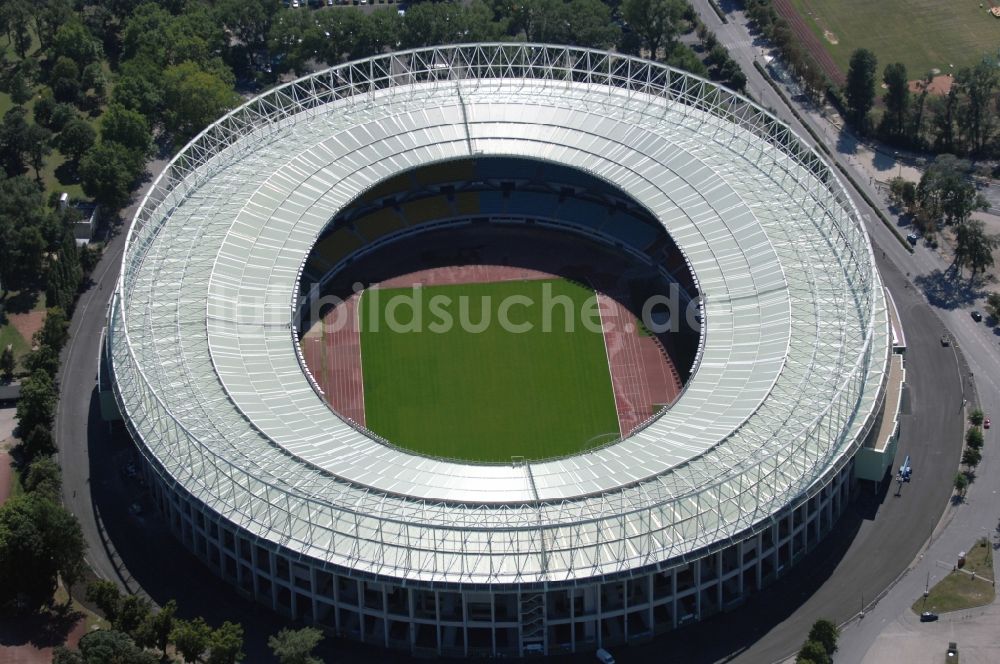 Wien aus der Vogelperspektive: Sportstätten-Gelände der Arena des Stadion Ernst-Hampel-Stadion in Wien in Österreich