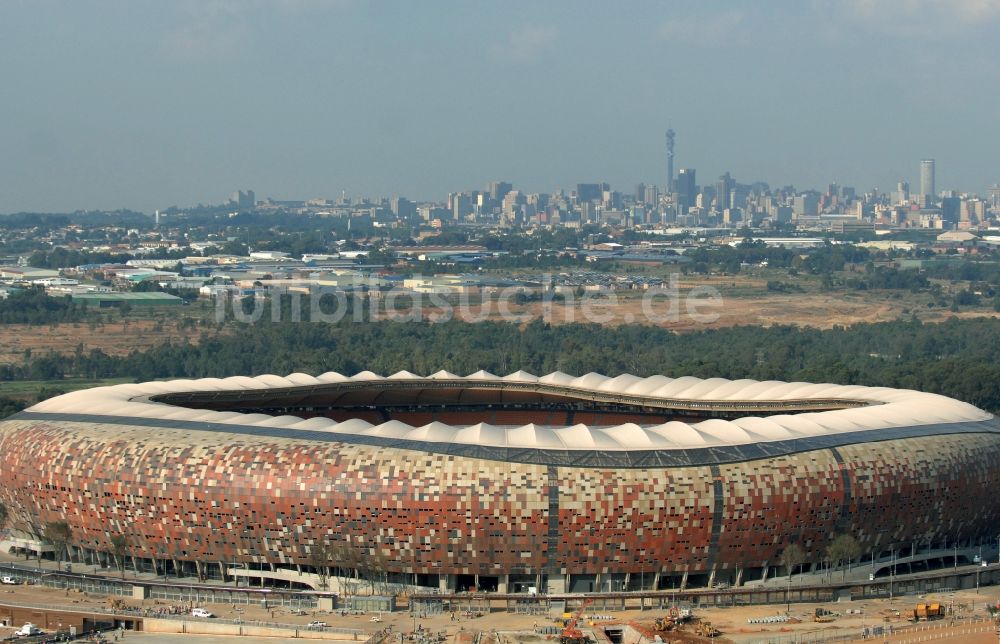 Johannesburg von oben - Sportstätten-Gelände der Arena des Stadion FNB Stadium Soccer an der City Soccer City Ave im Ortsteil Nasrec in Johannesburg South in Gauteng, Südafrika