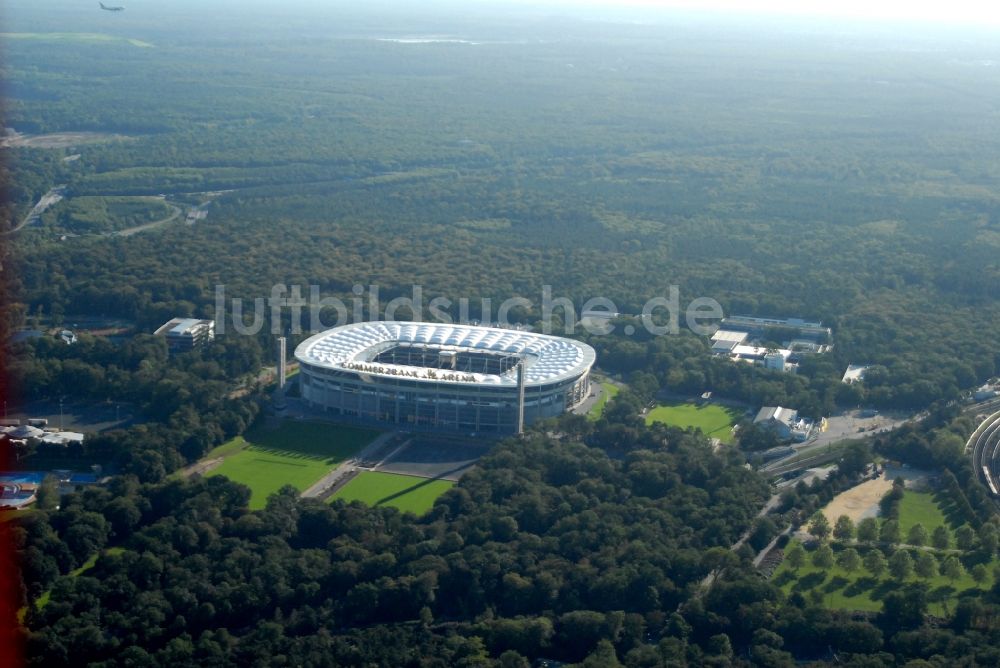 Luftaufnahme Frankfurt am Main - Sportstätten-Gelände der Arena des Stadion in Frankfurt am Main im Bundesland Hessen