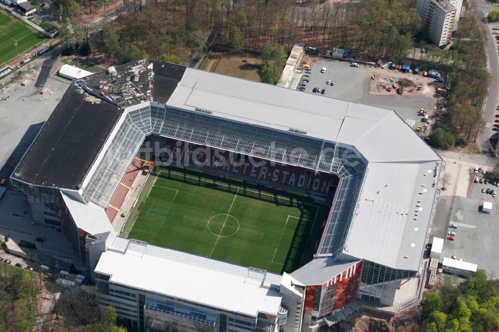 Kaiserslautern aus der Vogelperspektive: Sportstätten-Gelände der Arena des Stadion Fritz-Walter-Stadion in Kaiserslautern im Bundesland Rheinland-Pfalz, Deutschland