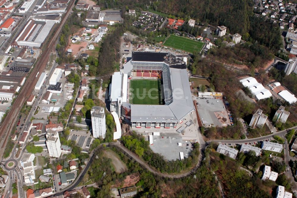 Kaiserslautern aus der Vogelperspektive: Sportstätten-Gelände der Arena des Stadion Fritz-Walter-Stadion in Kaiserslautern im Bundesland Rheinland-Pfalz, Deutschland