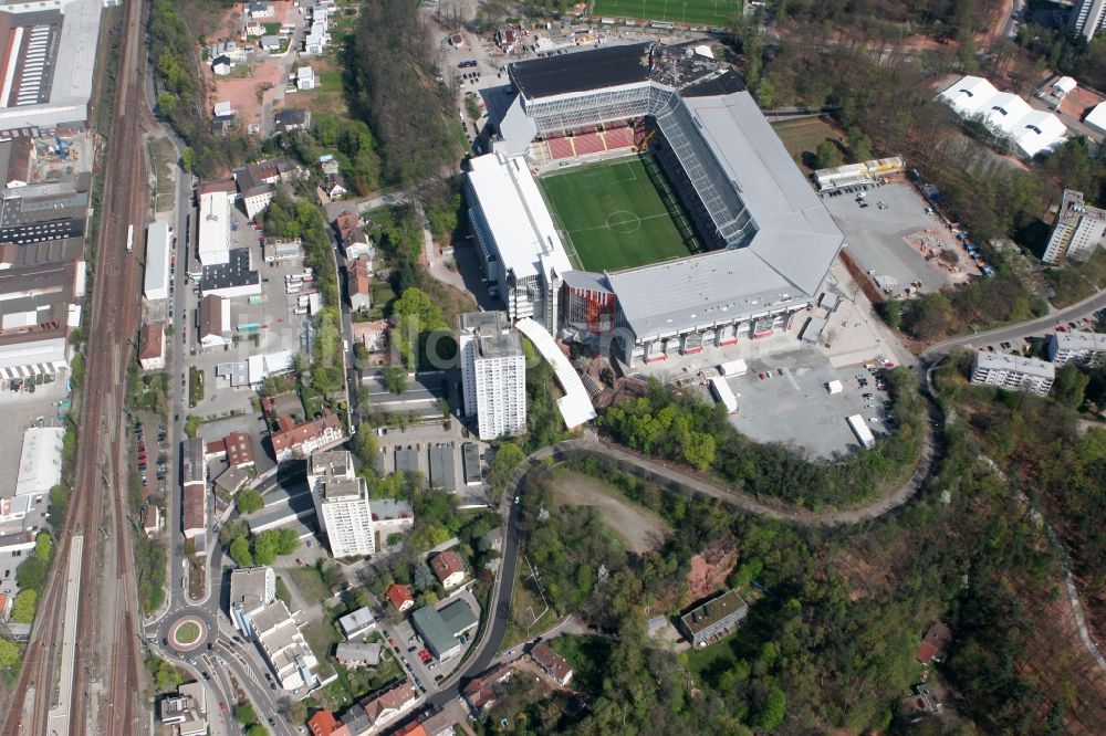 Kaiserslautern aus der Vogelperspektive: Sportstätten-Gelände der Arena des Stadion Fritz-Walter-Stadion in Kaiserslautern im Bundesland Rheinland-Pfalz, Deutschland