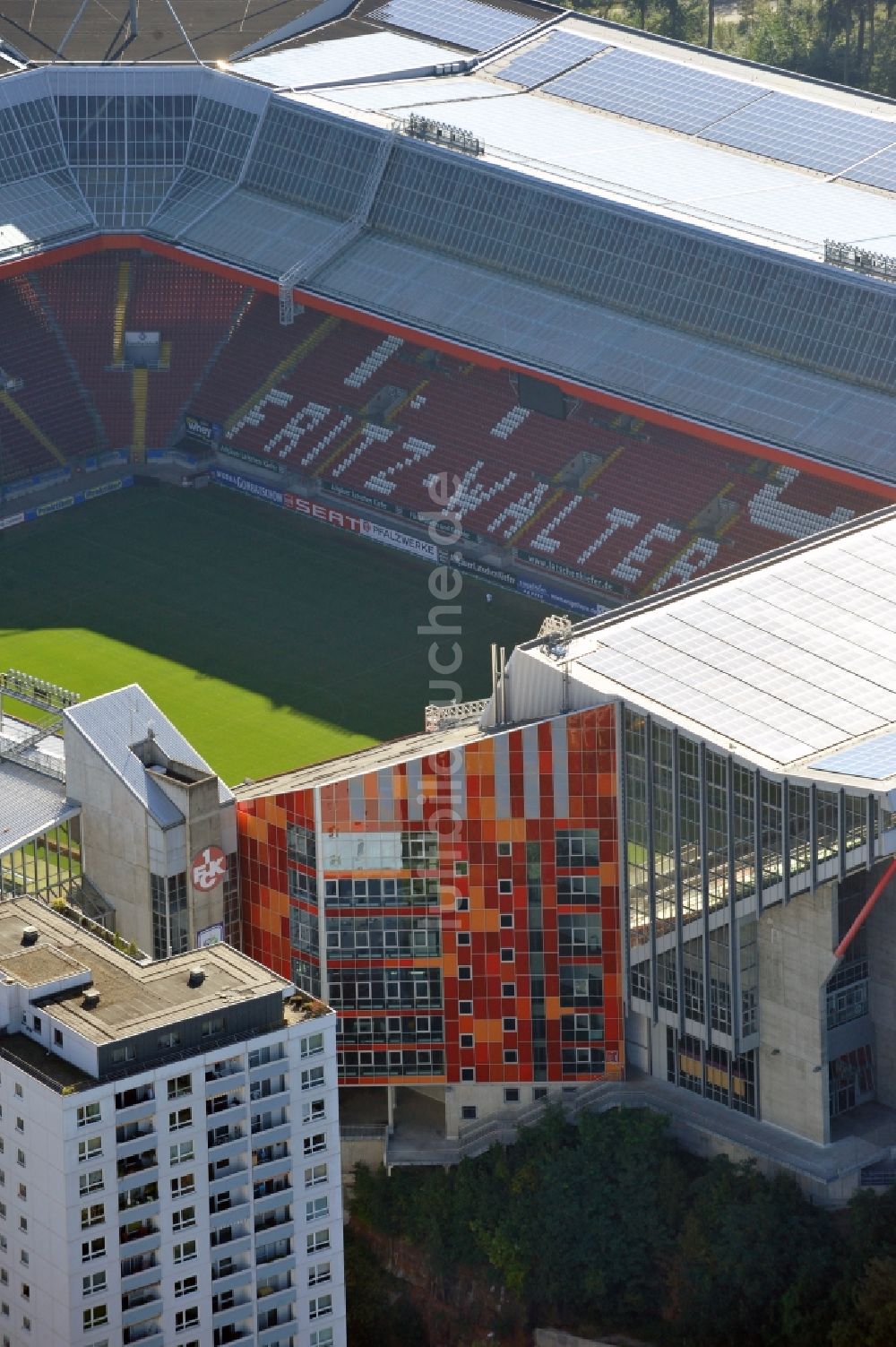 Kaiserslautern von oben - Sportstätten-Gelände der Arena des Stadion Fritz-Walter-Stadion in Kaiserslautern im Bundesland Rheinland-Pfalz, Deutschland