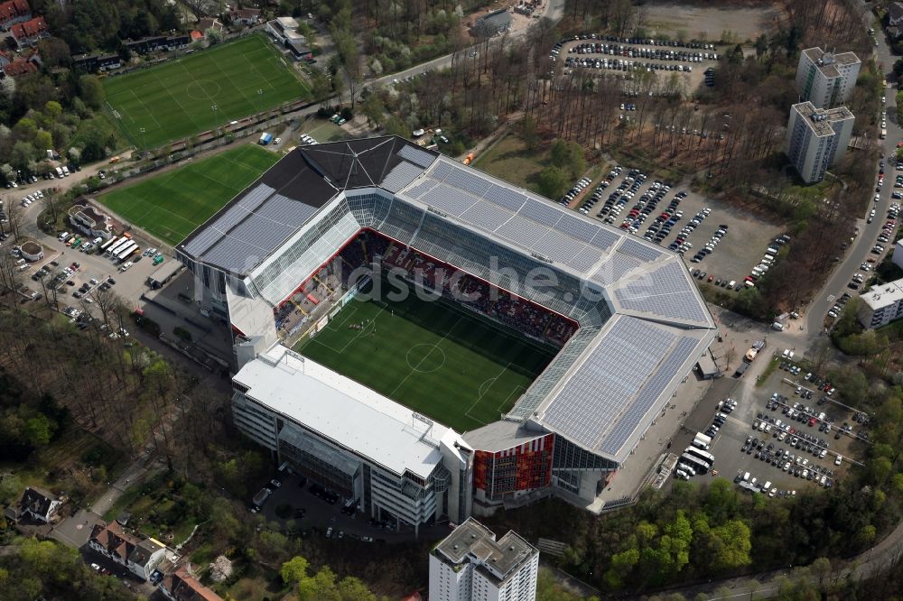 Kaiserslautern aus der Vogelperspektive: Sportstätten-Gelände der Arena des Stadion Fritz-Walter-Stadion in Kaiserslautern im Bundesland Rheinland-Pfalz, Deutschland