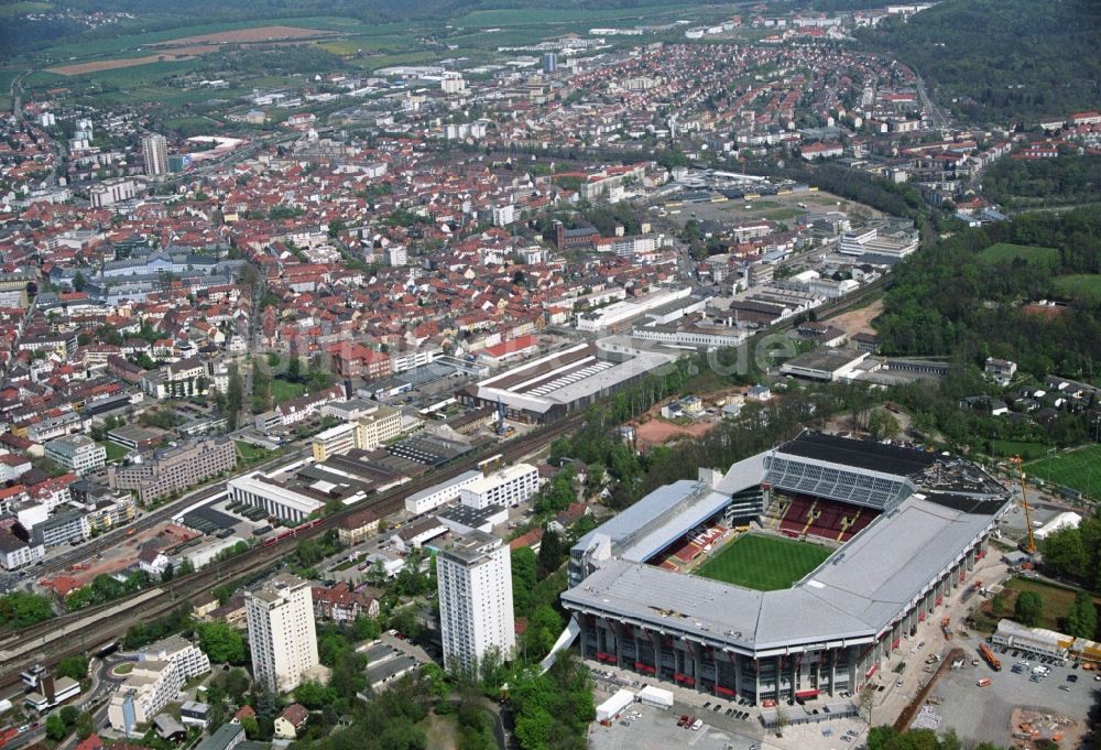 Kaiserslautern aus der Vogelperspektive: Sportstätten-Gelände der Arena des Stadion Fritz-Walter-Stadion in Kaiserslautern im Bundesland Rheinland-Pfalz, Deutschland