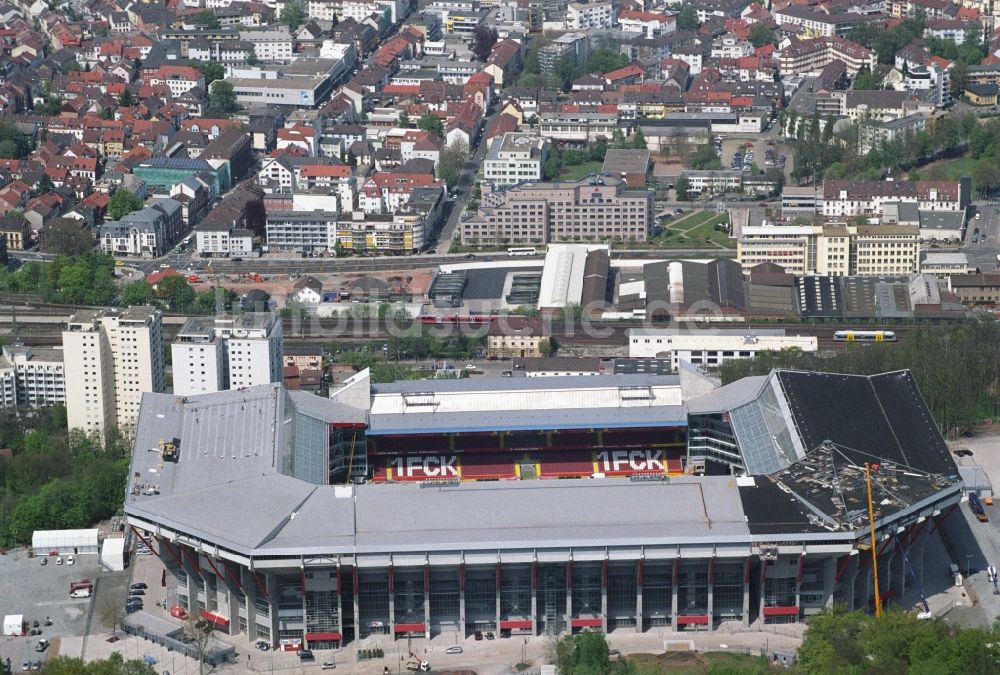 Kaiserslautern aus der Vogelperspektive: Sportstätten-Gelände der Arena des Stadion Fritz-Walter-Stadion in Kaiserslautern im Bundesland Rheinland-Pfalz, Deutschland