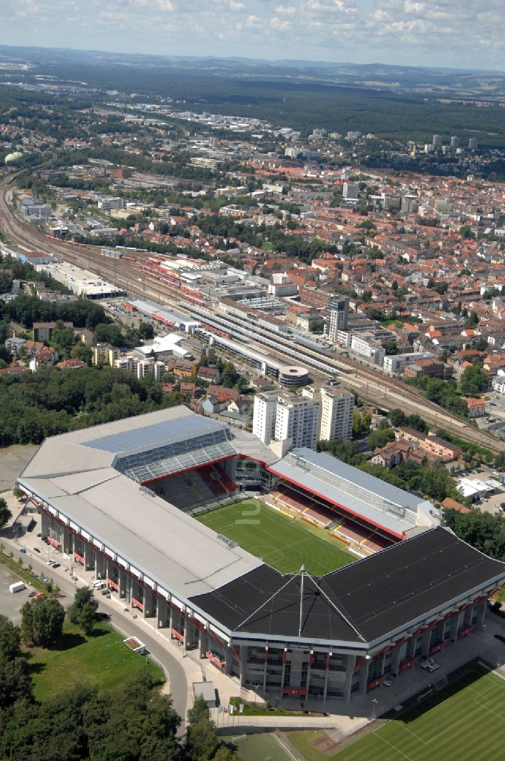 Luftaufnahme Kaiserslautern - Sportstätten-Gelände der Arena des Stadion Fritz-Walter-Stadion in Kaiserslautern im Bundesland Rheinland-Pfalz, Deutschland