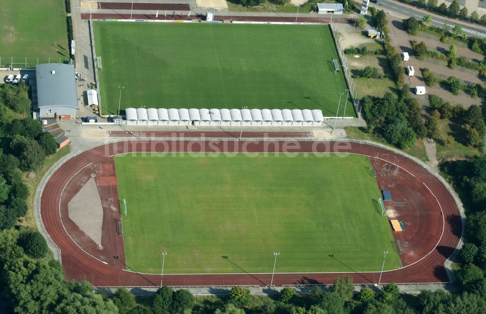 Gifhorn aus der Vogelperspektive: Sportstätten-Gelände der Arena des Stadion in Gifhorn im Bundesland Niedersachsen