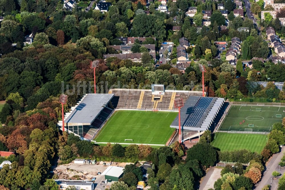 Krefeld aus der Vogelperspektive: Sportstätten-Gelände der Arena des Stadion Grotenburg-Stadion an der Tiergartenstraße in Krefeld im Bundesland Nordrhein-Westfalen