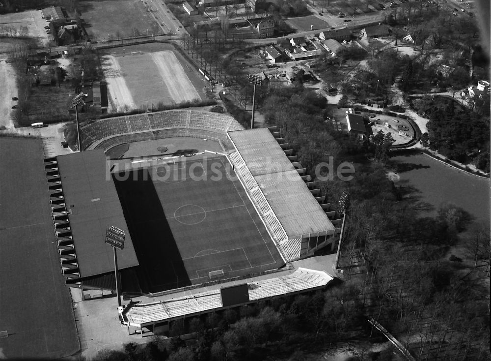 Luftaufnahme Krefeld - Sportstätten-Gelände der Arena des Stadion Grotenburg-Stadion an der Tiergartenstraße in Krefeld im Bundesland Nordrhein-Westfalen, Deutschland