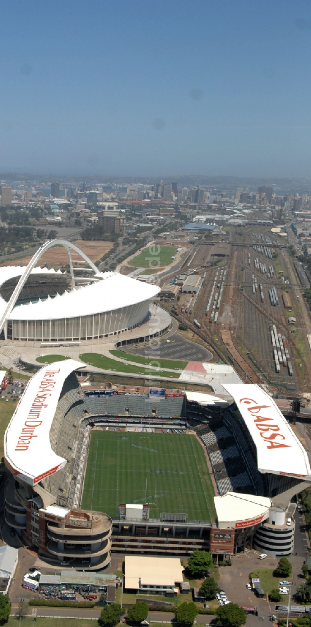 Durban von oben - Sportstätten-Gelände der Arena des Stadion Kings-Park-Stadion in Durban in KwaZulu-Natal, Südafrika