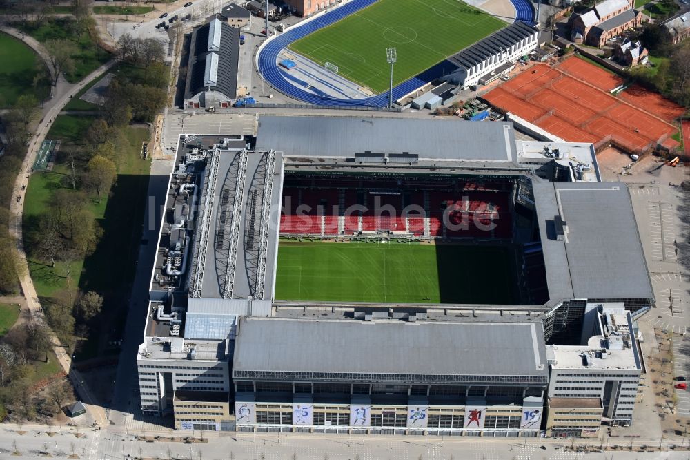 Luftaufnahme Kopenhagen - Sportstätten-Gelände der Arena des Stadion F.C. Kobenhavn an der Per Henrik Lings Allé in Kopenhagen in Region Hovedstaden, Dänemark