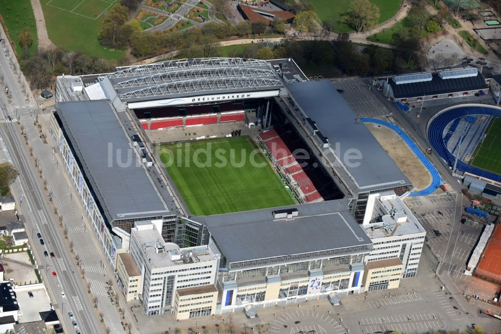 Luftaufnahme Kopenhagen - Sportstätten-Gelände der Arena des Stadion F.C. Kobenhavn an der Per Henrik Lings Allé in Kopenhagen in Region Hovedstaden, Dänemark