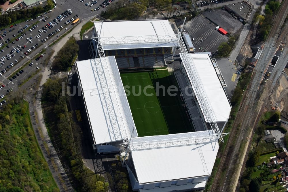 Lens aus der Vogelperspektive: Sportstätten-Gelände der Arena des Stadion in Lens in Nord-Pas-de-Calais Picardie, Frankreich