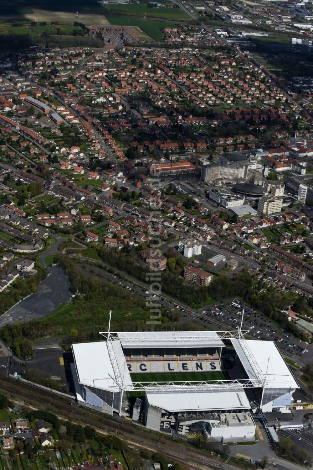 Lens von oben - Sportstätten-Gelände der Arena des Stadion in Lens in Nord-Pas-de-Calais Picardie, Frankreich