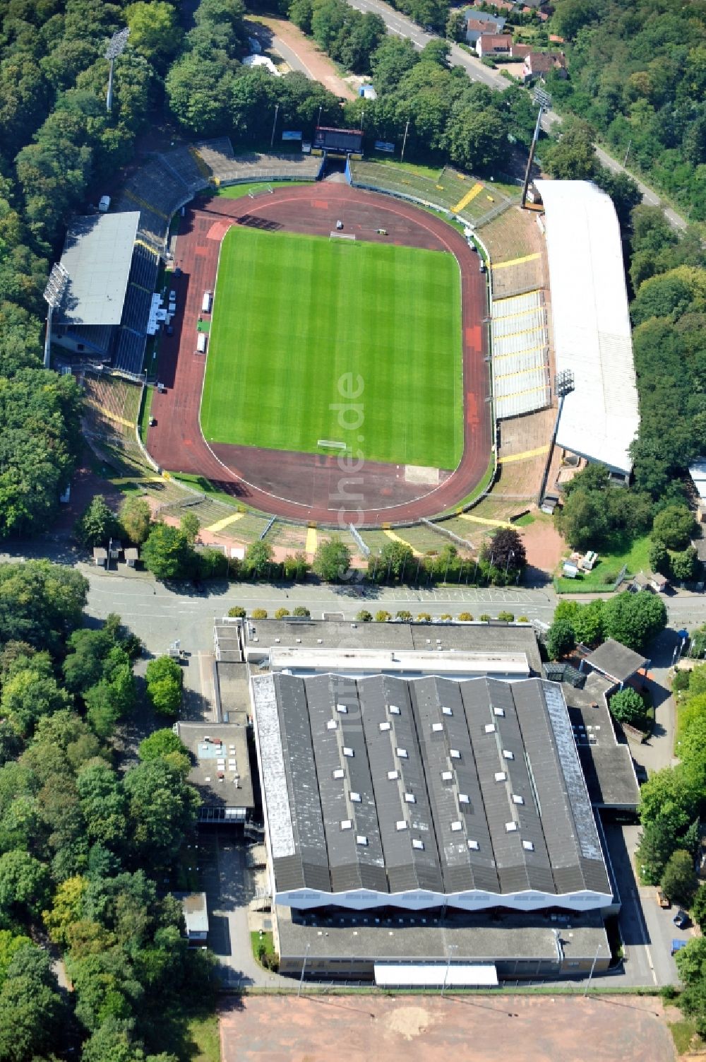 Luftaufnahme Saarbrücken - Sportstätten-Gelände der Arena des Stadion Ludwigsparkstadion in Saarbrücken im Bundesland Saarland, Deutschland