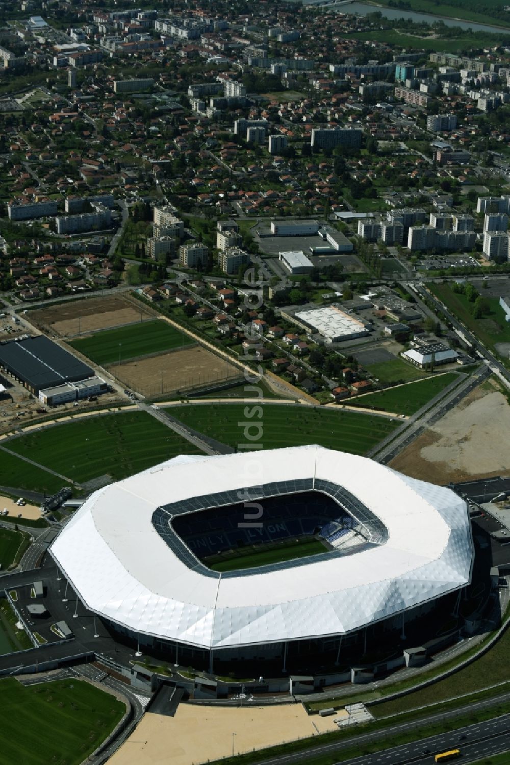 Luftaufnahme Lyon Decines-Charpieu - Sportstätten-Gelände der Arena des Stadion in Lyon Decines-Charpieu in Auvergne Rhone-Alpes, Frankreich