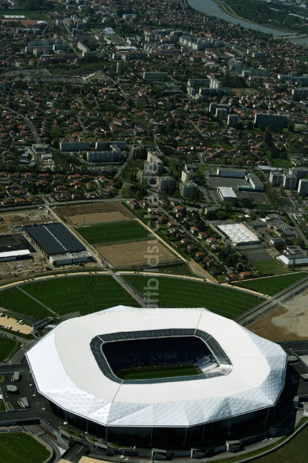 Lyon Decines-Charpieu von oben - Sportstätten-Gelände der Arena des Stadion in Lyon Decines-Charpieu in Auvergne Rhone-Alpes, Frankreich