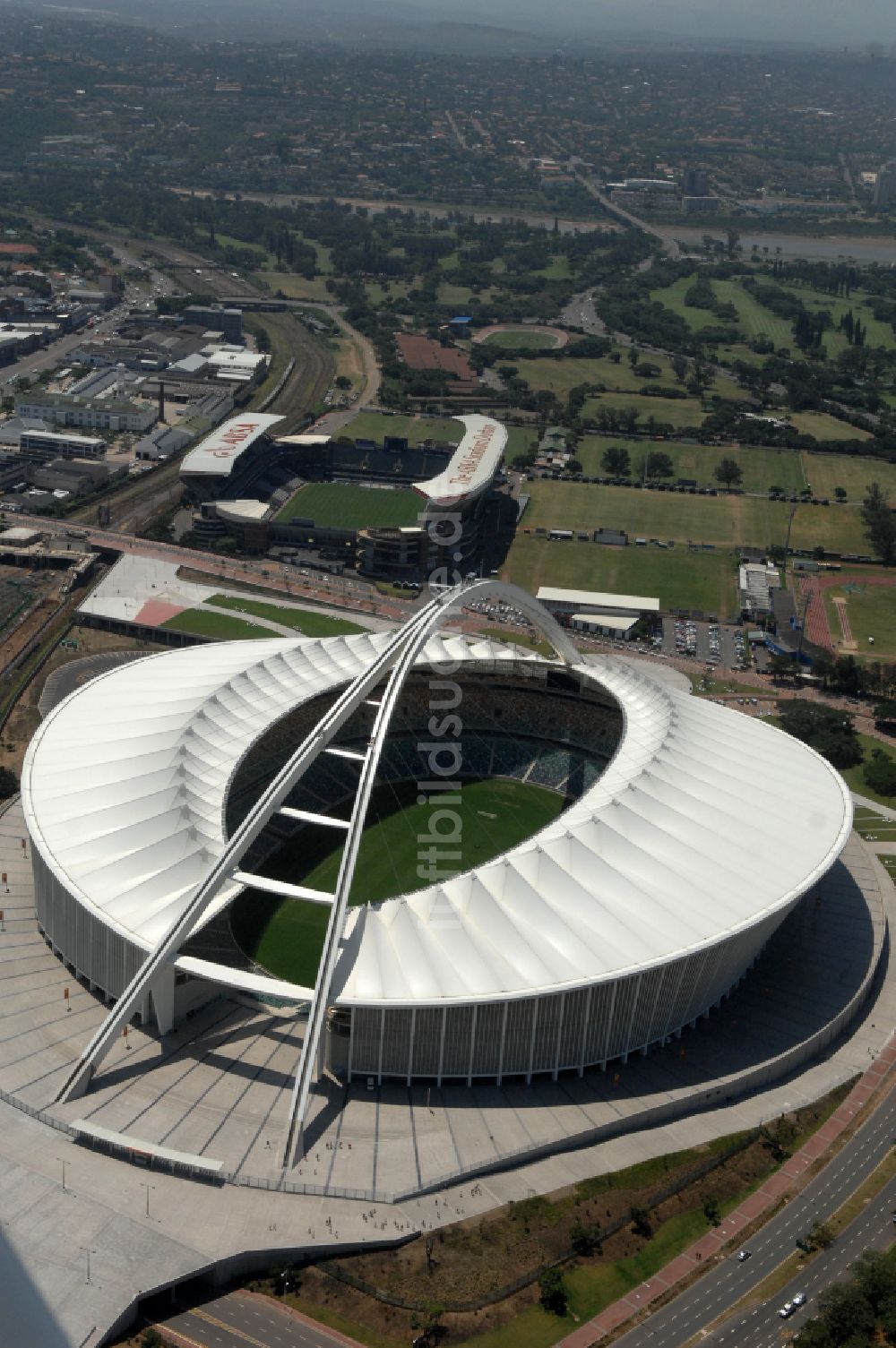 Luftaufnahme Durban - Sportstätten-Gelände der Arena des Stadion Moses-Mabhida-Stadion in Durban in KwaZulu-Natal, Südafrika