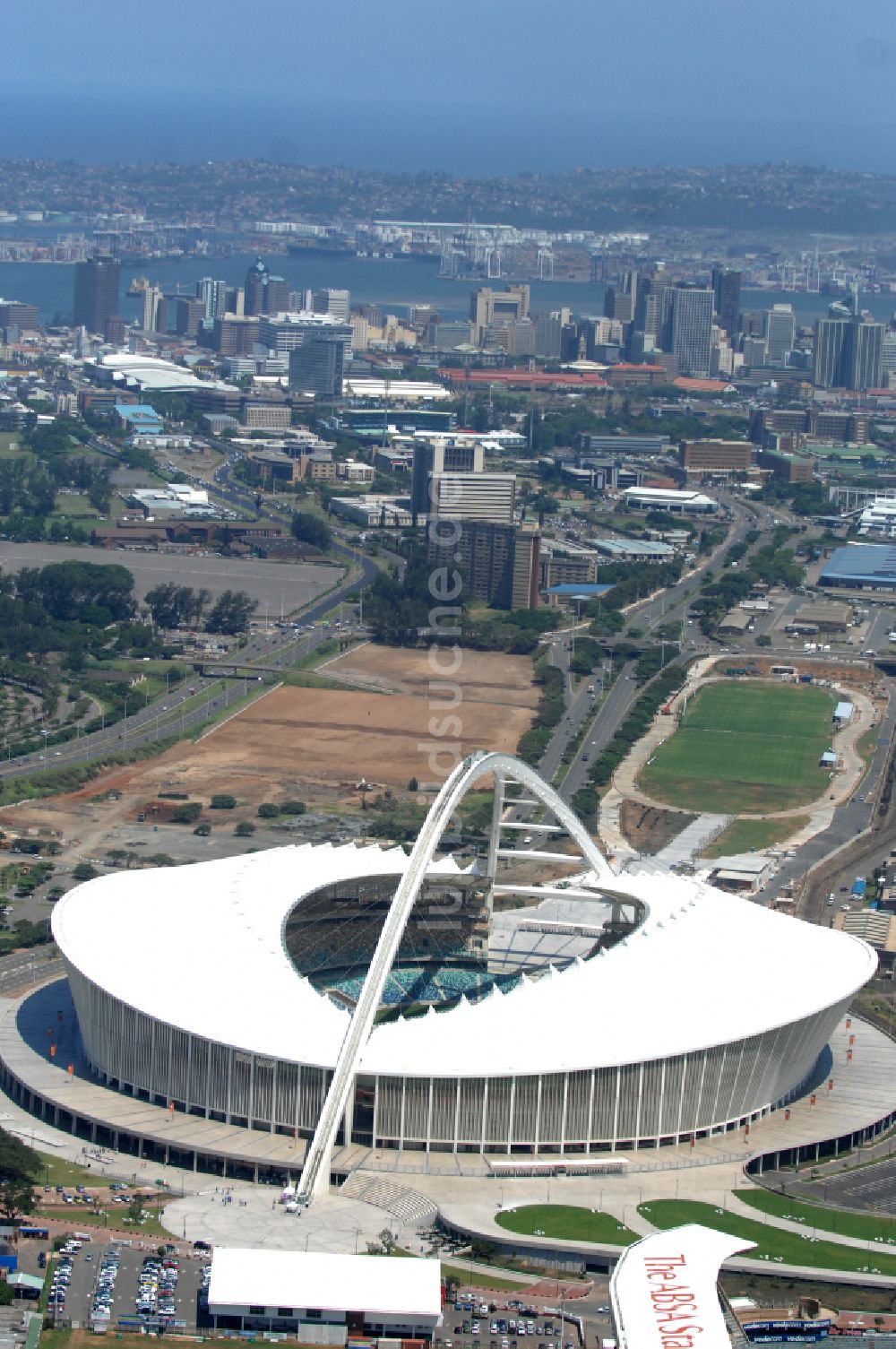 Durban aus der Vogelperspektive: Sportstätten-Gelände der Arena des Stadion Moses-Mabhida-Stadion in Durban in KwaZulu-Natal, Südafrika