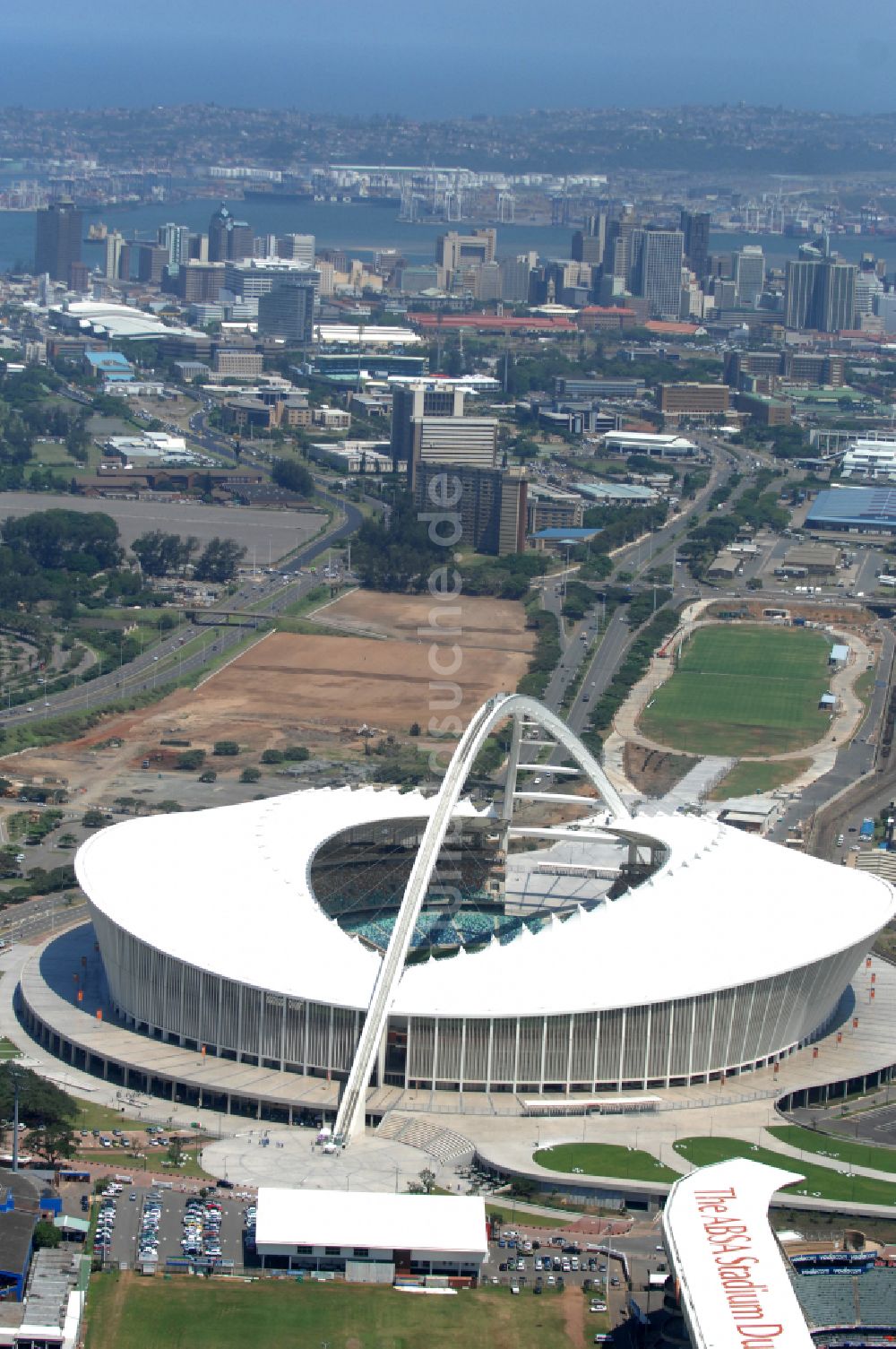 Durban von oben - Sportstätten-Gelände der Arena des Stadion Moses-Mabhida-Stadion in Durban in KwaZulu-Natal, Südafrika