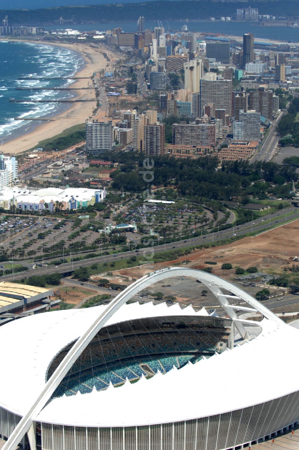 Durban aus der Vogelperspektive: Sportstätten-Gelände der Arena des Stadion Moses-Mabhida-Stadion in Durban in KwaZulu-Natal, Südafrika