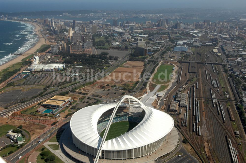 Durban aus der Vogelperspektive: Sportstätten-Gelände der Arena des Stadion Moses-Mabhida-Stadion in Durban in KwaZulu-Natal, Südafrika