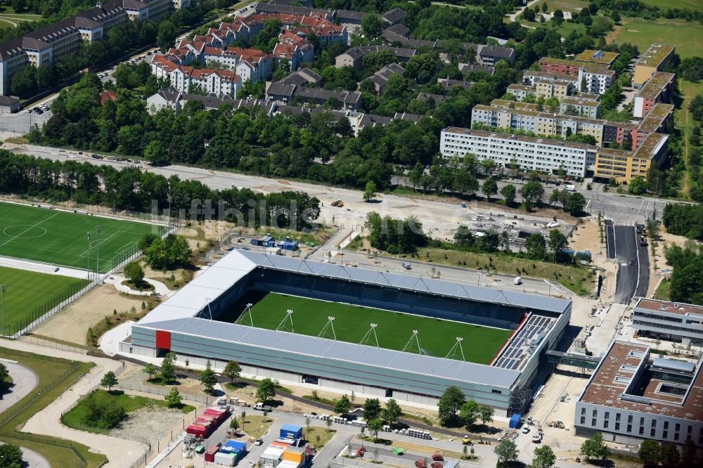 Luftbild München - Sportstätten-Gelände der Arena des Stadion des Nachwuchsleistungszentrum (NLZ) für den FC Bayern München im Ortsteil Milbertshofen-Am Hart in München im Bundesland Bayern, Deutschland