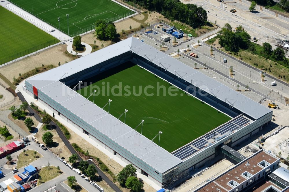 München aus der Vogelperspektive: Sportstätten-Gelände der Arena des Stadion des Nachwuchsleistungszentrum (NLZ) für den FC Bayern München im Ortsteil Milbertshofen-Am Hart in München im Bundesland Bayern, Deutschland