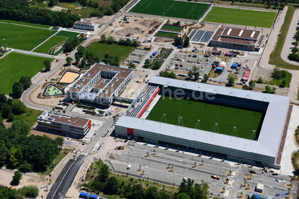 München von oben - Sportstätten-Gelände der Arena des Stadion des Nachwuchsleistungszentrum (NLZ) für den FC Bayern München im Ortsteil Milbertshofen-Am Hart in München im Bundesland Bayern, Deutschland