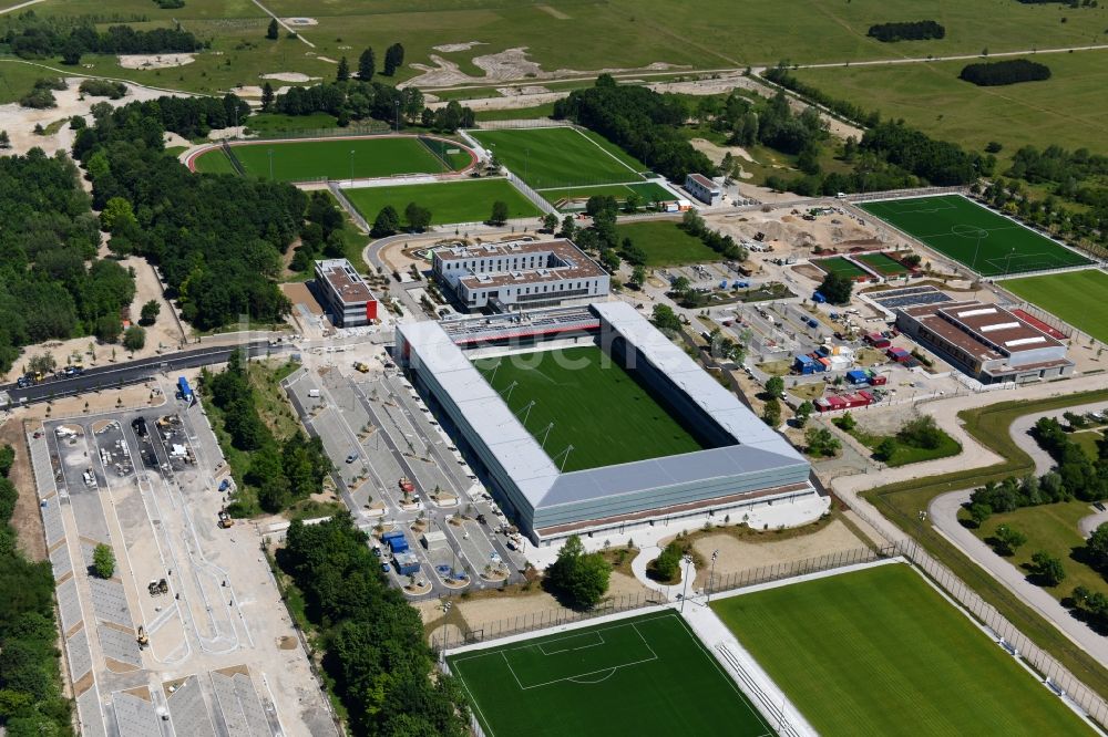 München aus der Vogelperspektive: Sportstätten-Gelände der Arena des Stadion des Nachwuchsleistungszentrum (NLZ) für den FC Bayern München im Ortsteil Milbertshofen-Am Hart in München im Bundesland Bayern, Deutschland