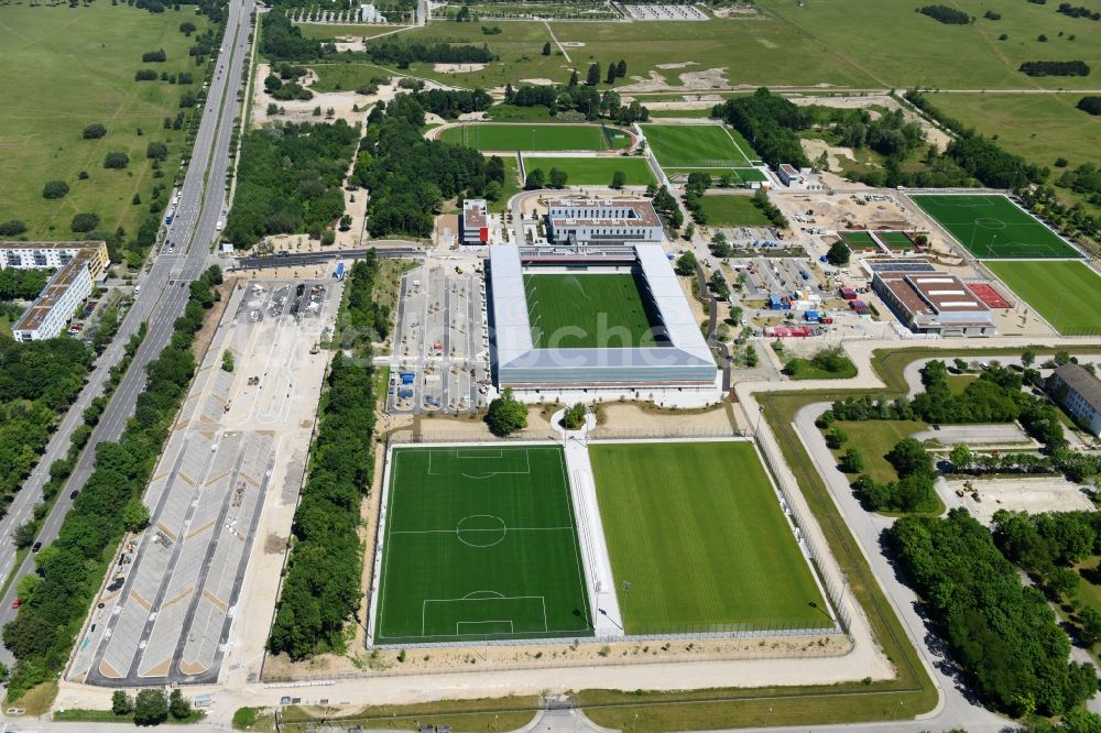 Luftaufnahme München - Sportstätten-Gelände der Arena des Stadion des Nachwuchsleistungszentrum (NLZ) für den FC Bayern München im Ortsteil Milbertshofen-Am Hart in München im Bundesland Bayern, Deutschland