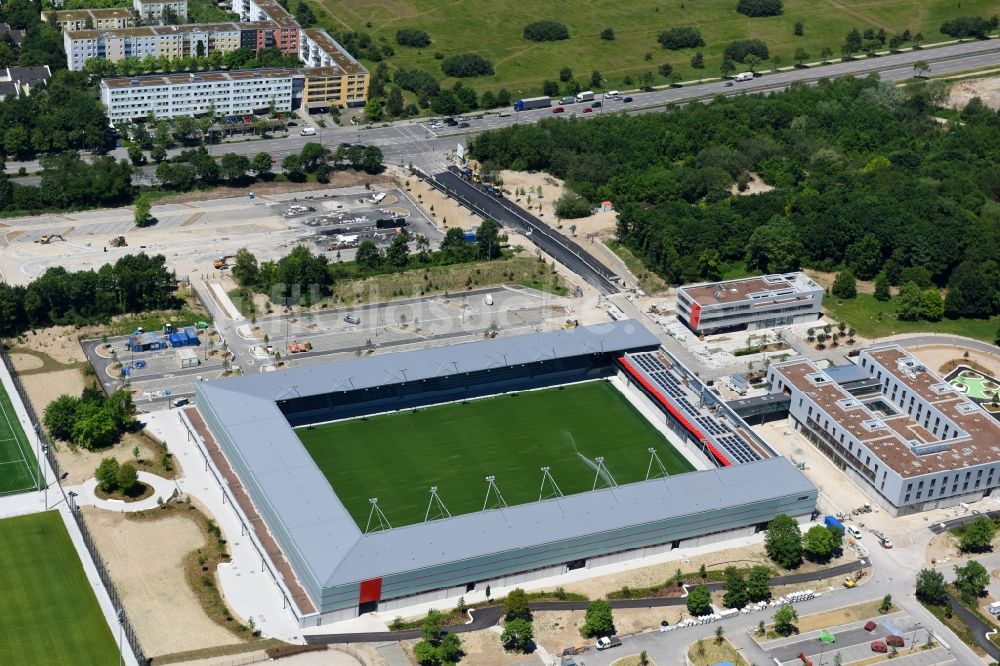 München von oben - Sportstätten-Gelände der Arena des Stadion des Nachwuchsleistungszentrum (NLZ) für den FC Bayern München im Ortsteil Milbertshofen-Am Hart in München im Bundesland Bayern, Deutschland