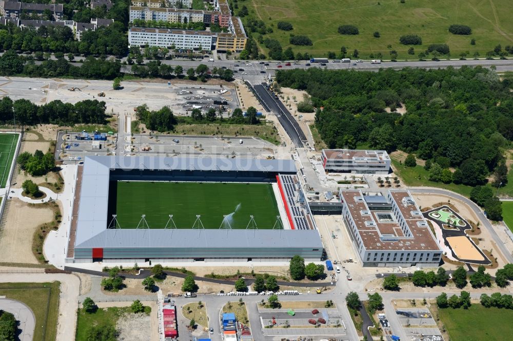 Luftbild München - Sportstätten-Gelände der Arena des Stadion des Nachwuchsleistungszentrum (NLZ) für den FC Bayern München im Ortsteil Milbertshofen-Am Hart in München im Bundesland Bayern, Deutschland